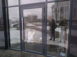 Алюминиевая дверь с роликовыми петлями